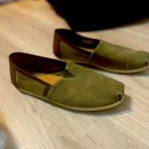 Toms classic canvas slip ons.